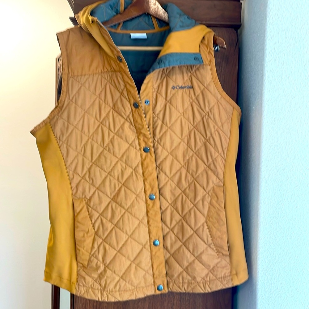 Used columbia Pilsner quilted hooded vest- tan/gold large
